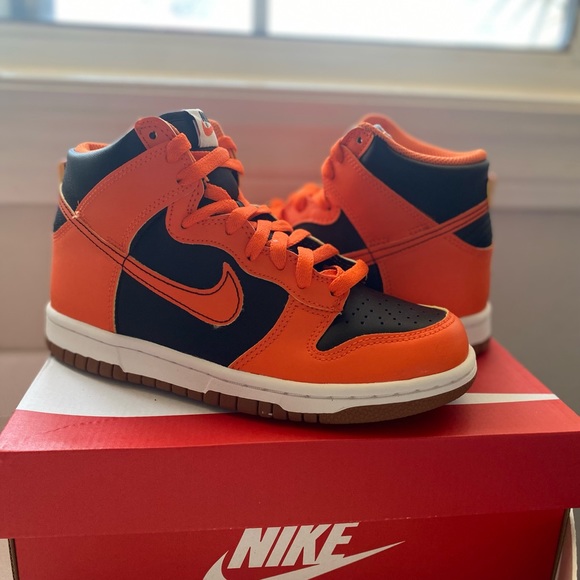 Nike - Picture 3 of 5